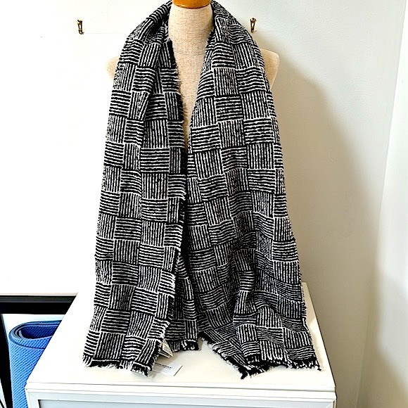 NWT! Banana Republic Winter Scarf!!! - Picture 3 of 6